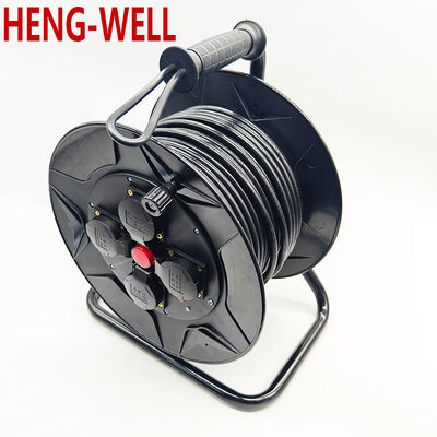 Μαύρο, ανασυρόμενο καρούλι καλωδίου εξωτερικού χώρου σχεδιασμένο για εύκολη ανάπτυξη και ανάκληση καλωδίων σε απαιτητικούς εξωτερικούς χώρους εργασίας